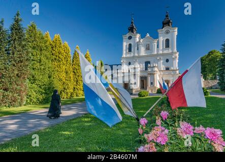 Katholische Marienfahne, Flaggen des Vatikans und Polens, Kirche des heiligen Johannes von Dukla, 18. Jahrhundert, im Bernardine Sanctuary in Dukla, Malopolska, Polen Stockfoto