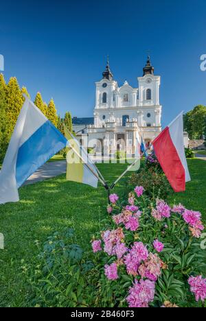 Katholische Marienfahne, Flaggen des Vatikans und Polens, Kirche des heiligen Johannes von Dukla, 18. Jahrhundert, im Bernardine Sanctuary in Dukla, Malopolska, Polen Stockfoto