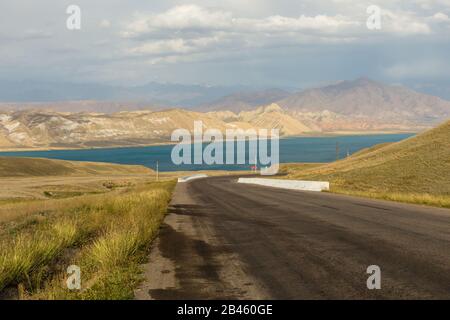 Straße zum Toktogul Reservoir, dem Reservoir auf dem Gebiet des Toktogul Distrikts der Region Jalal-Abad in Kirgisistan. Stockfoto