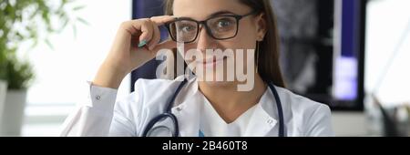 Schöne Krankenschwester in Gläser Stockfoto