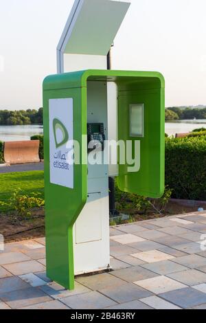 "RAS al Khaimah, RAK/Vereinigte Arabische Emirate - 01.04.2020: RAS al Khaimah Corniche Etisalat Telefonzelle mit Blick auf die Straße in der Sonne (Porträt Stockfoto