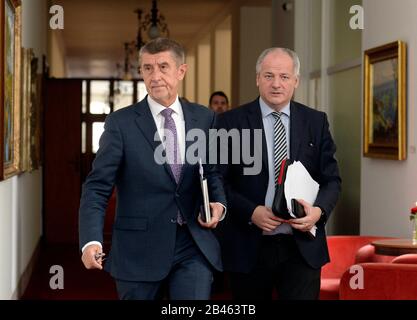 Prag, Cesko. März 2020. L-R der tschechische Premierminister Andrej Babis und der stellvertretende Gesundheitsminister Roman Prymula kommen am 6. März 2020 zu einem Koordinierungstreffen zum Ausbruch von Coronavirus im Regierungsbüro in Prag, Tschechien. Kredit: Katerina Sulova/CTK Foto/Alamy Live News Stockfoto