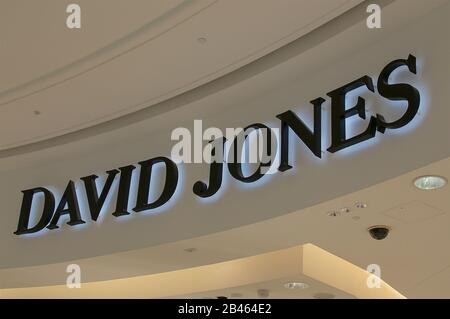 Brisbane, QLD, Australien - 26. Januar 2020: David Jones Logo hängt in der Queens Plaza Mall. David Jones (Kolloquial-Djs) ist ein australisches Upma Stockfoto