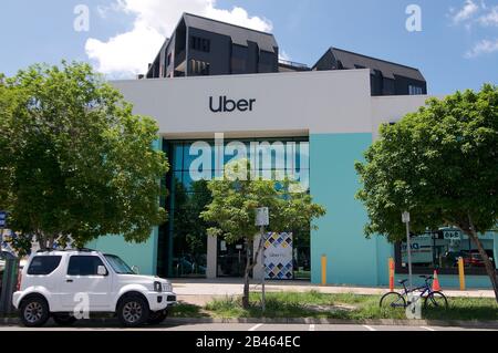Brisbane, QLD, Australien - 29. Januar 2020: Baubüro Uber in Brisbane, Australien. Uber bietet Services an, die Peer-to-Peer-Ridesharing beinhalten Stockfoto