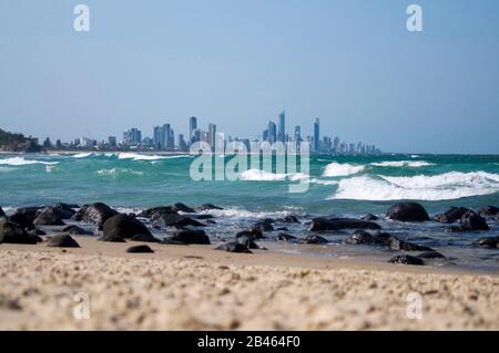 Schöner Blick auf die Skyline von Surfers Paradise und den pazifischen Ozean, von Burleigh Heads in Australien aus Stockfoto