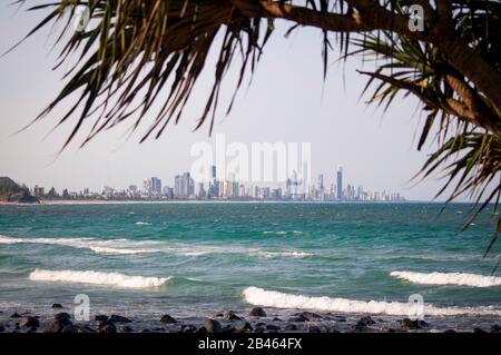 Schöner Blick auf die Skyline von Surfers Paradise und den pazifischen Ozean, von Burleigh Heads in Australien aus Stockfoto