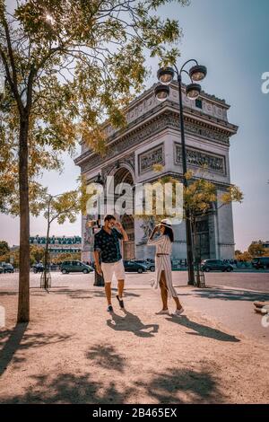 Avenue des Champs Elysées Paris, Paar Männer und Frauen im Champ elysées paris, Junge Paare Männer und Frauen auf einer Stadtreise in Paris Stockfoto