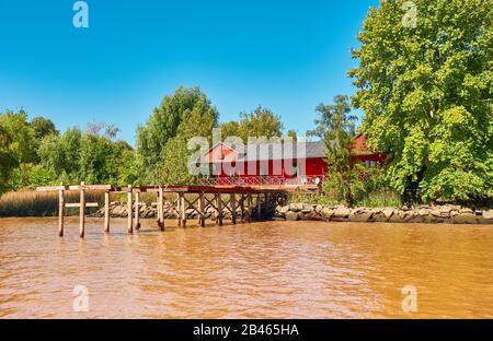 Tigra-Delta in Argentinien, Flusssystem des Parana-Deltas Nord von der Hauptstadt Buenos Aires. Üppige Vegetation, traditionelles Holzhaus am Holzsteg und Stockfoto