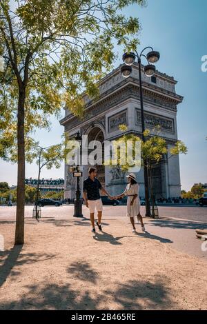 Avenue des Champs Elysées Paris, Paar Männer und Frauen im Champ elysées paris, Junge Paare Männer und Frauen auf einer Stadtreise in Paris Stockfoto