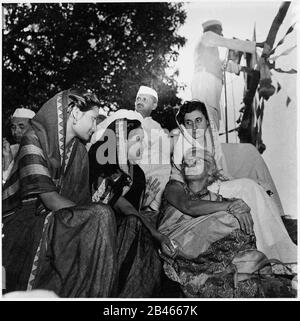 Indira Gandhi, Lal Bahadur Shastri, Jawaharlal Nehru Sprechen, Uttar Pradesh, Indien, Asien, 1953, alter Jahrgang 1900s Bild Stockfoto