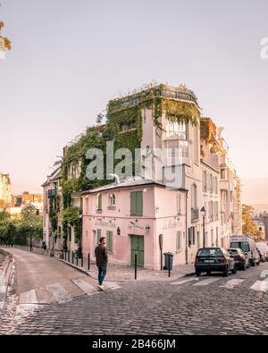 Paris France September 2018, Straßen von Montmartre am frühen Morgen mit Cafés und Restaurants, bunter Straßenblick im La Maison Rose Stockfoto