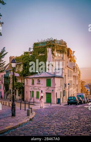 Paris France September 2018, Straßen von Montmartre am frühen Morgen mit Cafés und Restaurants, bunter Straßenblick im La Maison Rose Stockfoto