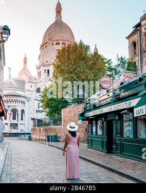 Paris France September 2018, Straßen von Montmartre am frühen Morgen mit Cafés und Restaurants, bunter Straßenblick im La Maison Rose Stockfoto