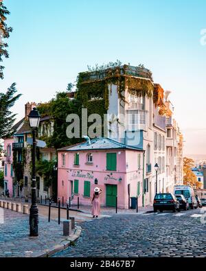 Paris France September 2018, Straßen von Montmartre am frühen Morgen mit Cafés und Restaurants, bunter Straßenblick im La Maison Rose Stockfoto