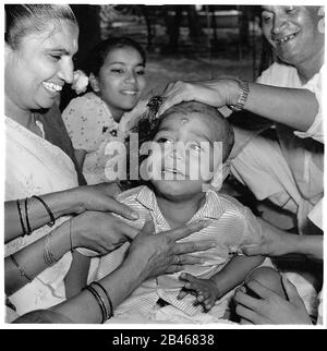 Tonsure, Mundan erste Haarschneidezeremonie, Gondal, Saurashtra, Gujarat, Indien, Asien, 1961, alter Jahrgang 1900s Bild Stockfoto