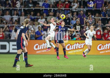 Orlando, Florida, USA. März 2020. Der US-Amerikaner Carli Lloyd (10) und der englische Mittelfeldspieler Jordan Nobbs (10) gehen während des SheBelieves Cup in einem internationalen, freundlichen Frauenfußballspiel am Donnerstag, 5. März 2020, in Orlando, Florida, USA für einen Kopfball nach oben. (Foto von IOS/ESPA-Images) Credit: European Sports Photographic Agency/Alamy Live News Stockfoto