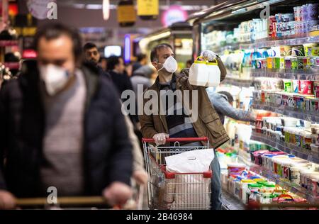 Iran, Iran. März 2020. Menschen, die Masken tragen, laden am 5. März 2020 in einem Einkaufszentrum im Norden Teherans, Iran, ein. Der Iran hat am Donnerstag einen nationalen Plan zur Bekämpfung des neuartigen Coronavirus-Ausbruchs gestartet, als seine Todesrate über 100 stieg. Kredit: Ahmad Halabisaz/Xinhua/Alamy Live News Stockfoto
