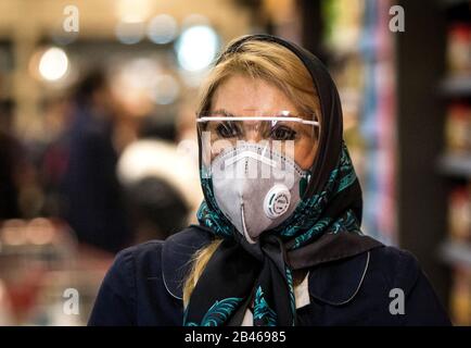 Iran, Iran. März 2020. Eine Frau, die am 5. März 2020 Maskengeschäfte in einem Einkaufszentrum im Norden Teherans, Iran, trägt. Der Iran hat am Donnerstag einen nationalen Plan zur Bekämpfung des neuartigen Coronavirus-Ausbruchs gestartet, als seine Todesrate über 100 stieg. Kredit: Ahmad Halabisaz/Xinhua/Alamy Live News Stockfoto