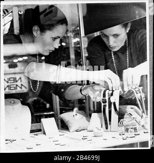 Frauen sehen Uhren im Uhrengeschäft, Zürich, Schweiz, Europa, 1980, alter Jahrgang 1900er Bild Stockfoto