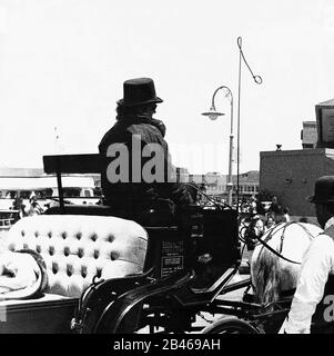 Pferdekutschenfahrer mit Bowler Hut, Horse Cart, Derby Hut, Vereinigte Staaten von Amerika, USA, Vereinigte Staaten, US, 1999, alter Jahrgang 1900s Bild Stockfoto