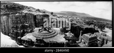 Höhle 16 des Kailasanatha-Tempels, von der Spitze des Felsens gesehen, Kailash-Tempel, UNESCO-Weltkulturerbe, Ellora, Aurangabad, Maharashtra, Indien, Asien, 1977, alter Jahrgang 1900s Bild Stockfoto