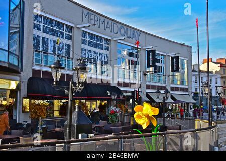 Blick auf die Straße in Richtung Mermaid Quay mit einer Mischung aus Restaurants, Kino und Geschäften. Stockfoto