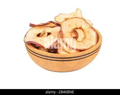 Apple Chips in eine hölzerne Schüssel auf weißem Hintergrund Stockfoto