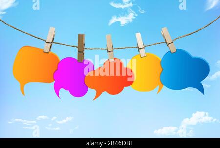 Klatsch. Sprechblase verschiedene Farben. Chatter sprechen und kommunizieren. Soziale Netzwerke. Informationen. Gruppe leerer Ballons. Wolken Stockfoto