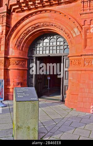 Der kunstvoll dekorierte Eingang zum Pierhead Building in Cardiff Bay. Teil der Nationalversammlung für Wales Estate, EIN denkmalgeschütztes Gebäude. Stockfoto