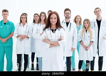 Kinderärztin, die vor einer Gruppe junger medizinischer Fachkräfte steht Stockfoto