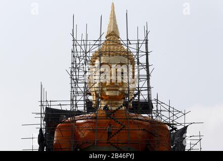 Nakhon Sawan, Thailand. März 2020. Arbeiter auf einem Gerüst an einer riesigen Statue des Buddha während der Renovierung im buddhistischen Park in Nakhon Sawan. Kredit: Chaiwat Subprasom/SOPA Images/ZUMA Wire/Alamy Live News Stockfoto