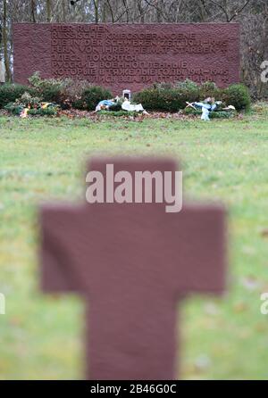 Klein Zimmern, Deutschland. Januar 2020. Steinkreuze und ein Gedenkstein stehen auf dem Russischen Kriegsfriedhof außerhalb des kleinen Dorfes im Landkreis Darmstadt-Dieburg. Zwischen dem späten Herbst 1941 und dem Ende des Krieges 1945 wurden hier Gefangene der Roten Armee beigesetzt, die im St.-Josefs Haus, einem NS-Reservelazarett, starben. Es sind 379 bestätigte Tote zu beklagen. (Zu dpa 'Anonymous Cemetery at the Edge of the Village - Erinnerung ohne Namen') Credit: Arne Dedert / dpa / Alamy Live News Stockfoto