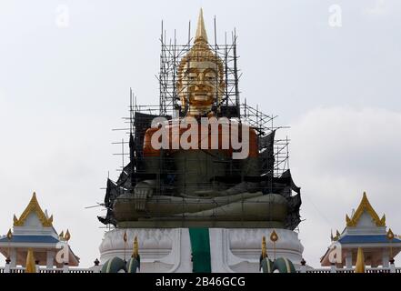 Nakhon Sawan, Thailand. März 2020. Blick auf eine riesige Statue des Buddha während der Renovierung im buddhistischen Park in Nakhon Sawan. Kredit: Chaiwat Subprasom/SOPA Images/ZUMA Wire/Alamy Live News Stockfoto