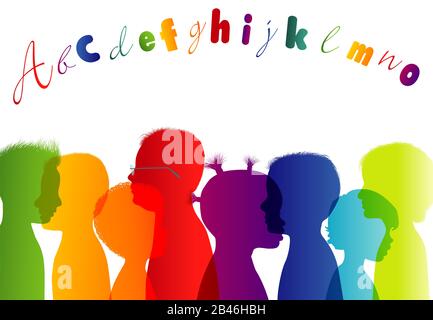 Multiethnische Kinder. Farbenfroher Kindergarten. Kindheit. Gruppe verschiedene Kinder Profil Regenbogen Farben isoliert Silhouette. Gemeinschaft der multirassischen Stockfoto