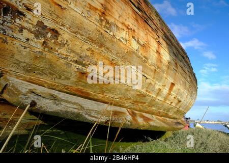 Die verrottensten Überreste eines verlassenen Bootes am Ufer des River Wyre am Skippool Creek in Lancashire Stockfoto
