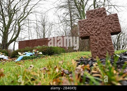 Klein Zimmern, Deutschland. Januar 2020. Ein Steinkreuz und ein Gedenkstein stehen auf dem Russischen Kriegsfriedhof außerhalb des kleinen Dorfes im Landkreis Darmstadt-Dieburg. Zwischen dem späten Herbst 1941 und dem Ende des Krieges 1945 wurden hier Gefangene der Roten Armee beigesetzt, die im St.-Josefs Haus, einem NS-Reservelazarett, starben. Es sind 379 bestätigte Tote zu beklagen. (Zu dpa 'Anonymous Cemetery at the Edge of the Village - Erinnerung ohne Namen') Credit: Arne Dedert / dpa / Alamy Live News Stockfoto