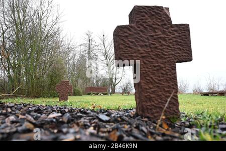 Klein Zimmern, Deutschland. Januar 2020. Steinkreuze stehen auf dem Russischen Kriegsfriedhof außerhalb des kleinen Dorfes im Landkreis Darmstadt-Dieburg. Zwischen dem späten Herbst 1941 und dem Ende des Krieges 1945 wurden hier Gefangene der Roten Armee beigesetzt, die im St.-Josefs Haus, einem NS-Reservelazarett, starben. Es sind 379 bestätigte Tote zu beklagen. (Zu dpa 'Anonymous Cemetery at the Edge of the Village - Erinnerung ohne Namen') Credit: Arne Dedert / dpa / Alamy Live News Stockfoto