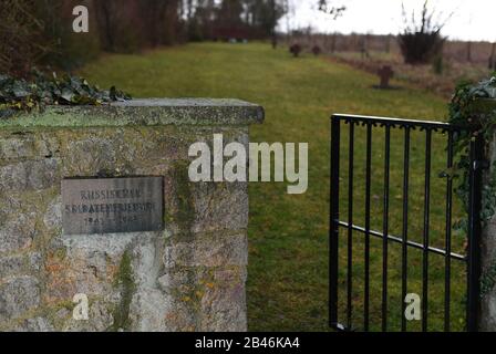 Klein Zimmern, Deutschland. Januar 2020. Eine Bronzetafel mit der Aufschrift "russischer Soldatenfriedhof 1941 - 1945" ist an einer Wand am Eingang zum Kriegsfriedhof außerhalb des kleinen Dorfes im Landkreis Darmstadt-Dieburg angebracht. Zwischen dem späten Herbst 1941 und dem Ende des Krieges 1945 wurden hier gefangengenommene Soldaten der Roten Armee begraben und starben in St. Joseph's House, einem von den Nazi-Truppen geführten Reservelazarett. Es sind 379 bestätigte Tote zu beklagen. (Zu dpa 'Anonymous Cemetery at the Edge of the Village - Erinnerung ohne Namen') Credit: Arne Dedert / dpa / Alamy Live News Stockfoto