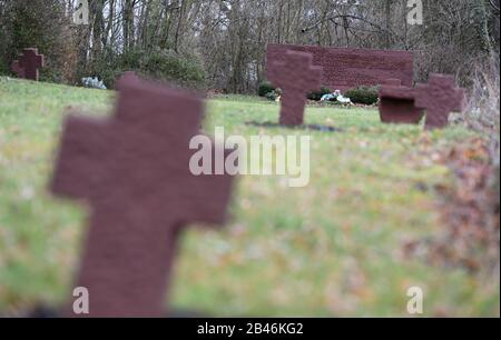 Klein Zimmern, Deutschland. Januar 2020. Steinkreuze und ein Gedenkstein stehen auf dem Russischen Kriegsfriedhof außerhalb des kleinen Dorfes im Landkreis Darmstadt-Dieburg. Zwischen dem späten Herbst 1941 und dem Ende des Krieges 1945 wurden hier Gefangene der Roten Armee beigesetzt, die im St.-Josefs Haus, einem NS-Reservelazarett, starben. Es sind 379 bestätigte Tote zu beklagen. (Zu dpa 'Anonymous Cemetery at the Edge of the Village - Erinnerung ohne Namen') Credit: Arne Dedert / dpa / Alamy Live News Stockfoto