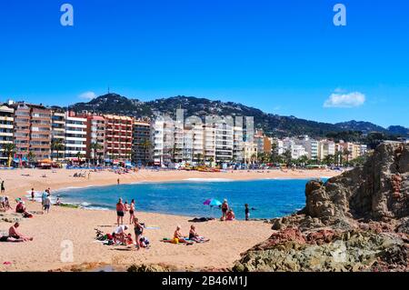 Lloret DE MAR, SPANIEN - 22. MAI: Sonnenanbeter am Strand Platja de Lloret am 22. Mai 2015 in Lloret de Mar, Spanien. Es ist der Hauptstrand dieser beliebten Tour Stockfoto