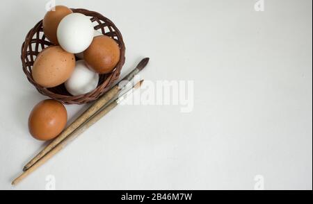 Nisten Sie mit weißen und braunen Hühnereiern und Wachteleiern, Weidenzweige Stockfoto