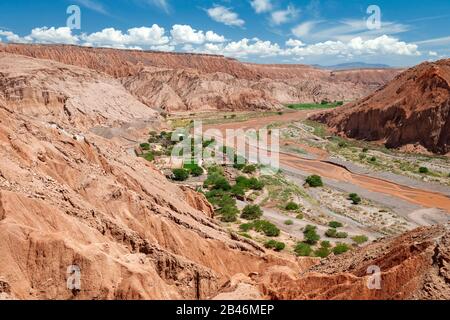 Atacama Wüstenlandschaft von der archäologischen Stätte Pukará de Quitor in der Nähe von San Pedro de Atacama im Norden Chiles. Stockfoto