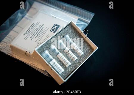 Foto eines CDC (Centers for Disease Control and Prevention) Labortestsatzes zum Nachweis eines schweren akuten Atemsyndroms Coronavirus 2 (SARS-COV-2), des Virus, der COVID-19 verursacht. Das Testkit heißt "Centers for Disease Control and Prevention (CDC) 2019-Novel Coronavirus (2019-nCoV) Real-Time Reverse Transkriptase (RT)-PCR Diagnostic Panel". Foto vom 5. Februar 2020 von US-amerikanischen Centers for Disease Control. Stockfoto