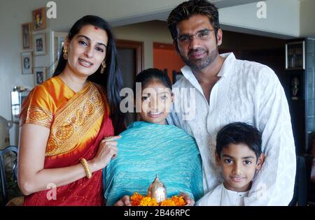 Indischer bollywood-Filmschauspieler sunil shetty mit Familie Stockfoto