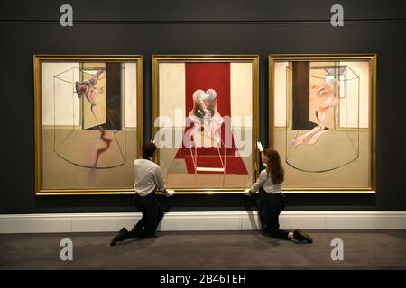 Triptychon Inspiriert von der Oresteia von Aeschylus, 1981 von Francis Bacon während einer Pressevorschau bei Sotheby's in London vor der Versteigerung des Kunstwerks, wo erwartet wird, dass es im Sotheby's Contemporary Art Sale in New York diesen Mai mehr als 60 Millionen US-Dollar einholt. Stockfoto