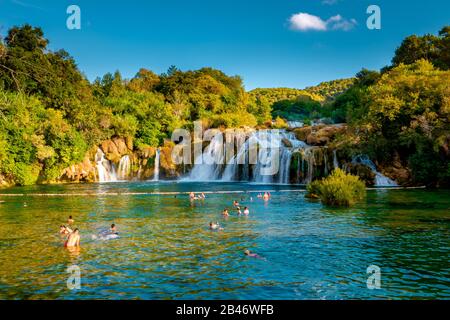 Krka Wasserfälle Kroatien September, krka Nationalpark Kroatien an einem hellen Sommerabend mit Menschen, die sich im Wasser entspannen Stockfoto
