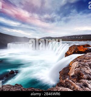Wunderschöne Landschaft mit farbenfrohem Sonnenaufgang auf dem Wasserfall Godafoss am Fluss Skjalfandafljot, Island Stockfoto