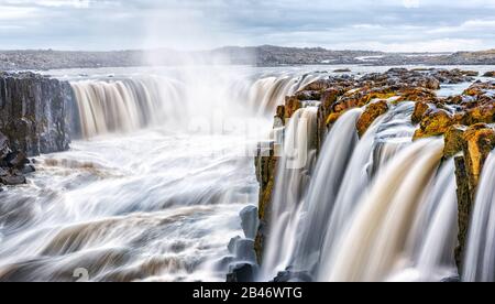 Panoramasicht auf den berühmten Wasserfall Selfoss im Jokulsargljufur National Park, Island, Europa. Landschaftsfotografie Stockfoto