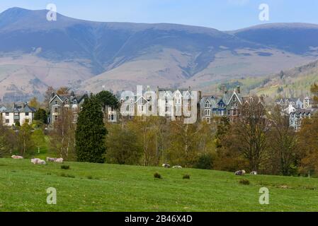 Eine Reihe viktorianischer Häuser (Hotels) mit Blick auf den Crow Park am Nordufer von Derwentwater in Keswick, Lake District, Großbritannien, mit dem Skiddaw dahinter. Stockfoto