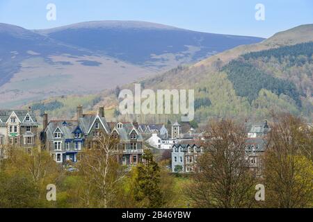 Eine Reihe viktorianischer Häuser (Hotels) mit Blick auf den Crow Park am Nordufer von Derwentwater in Keswick, Lake District, Großbritannien, mit dem Skiddaw dahinter. Stockfoto